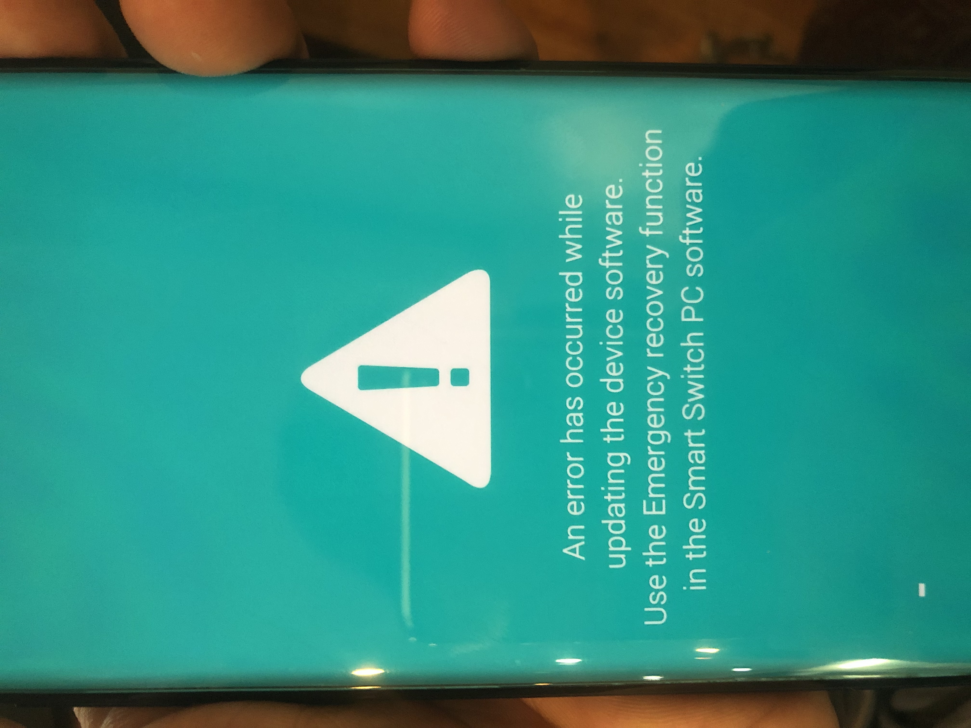 знак с восклицательным знаком при зарядке. появился треугольник на экране. батарея с восклицательным знаком андроид. на экране треугольник с восклицательным знаком. самсунг желтый треугольник с восклицательным знаком.