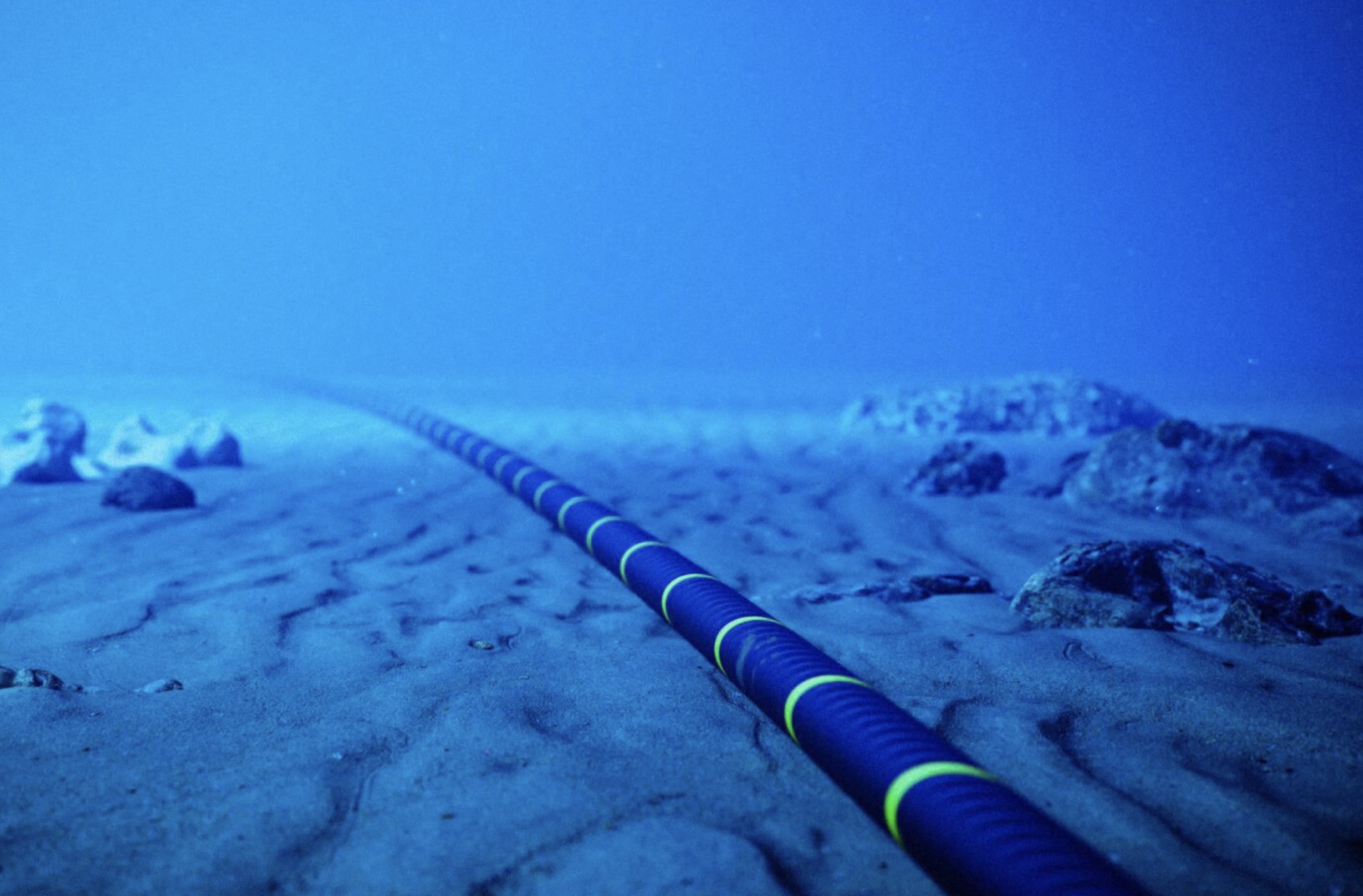 Кабель связи подводный. Кабель связи подводный. Подводный оптический кабель. Подводный коммуникационный кабель. Кабеля интернета под океаном.